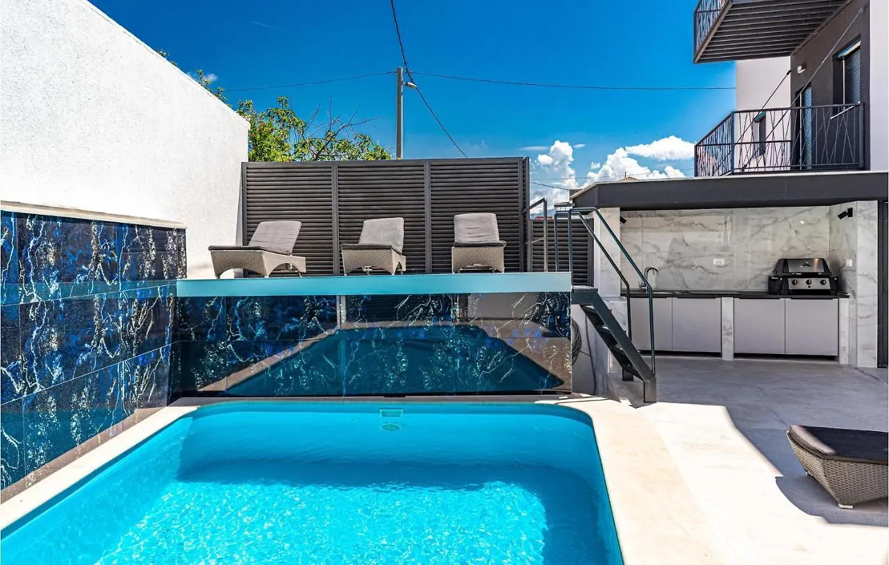 1 Bedroom Beautiful Apartment In Kastel Gomilica Kastela 0*,